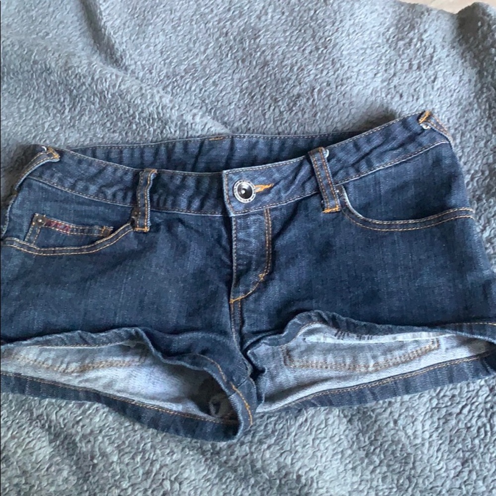 Dark jean shorts Sits below the belly button